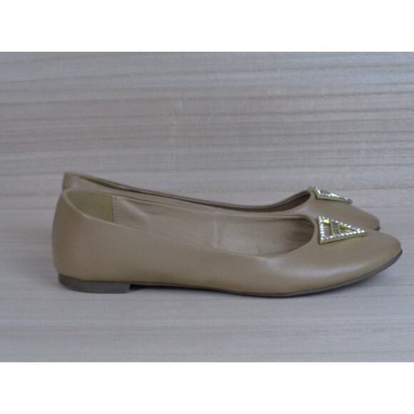 Guess Ballet Flats Slip On Shoes Triangle Logo Tan Womens Size 7‎ 1/2 - Picture 1 of 7